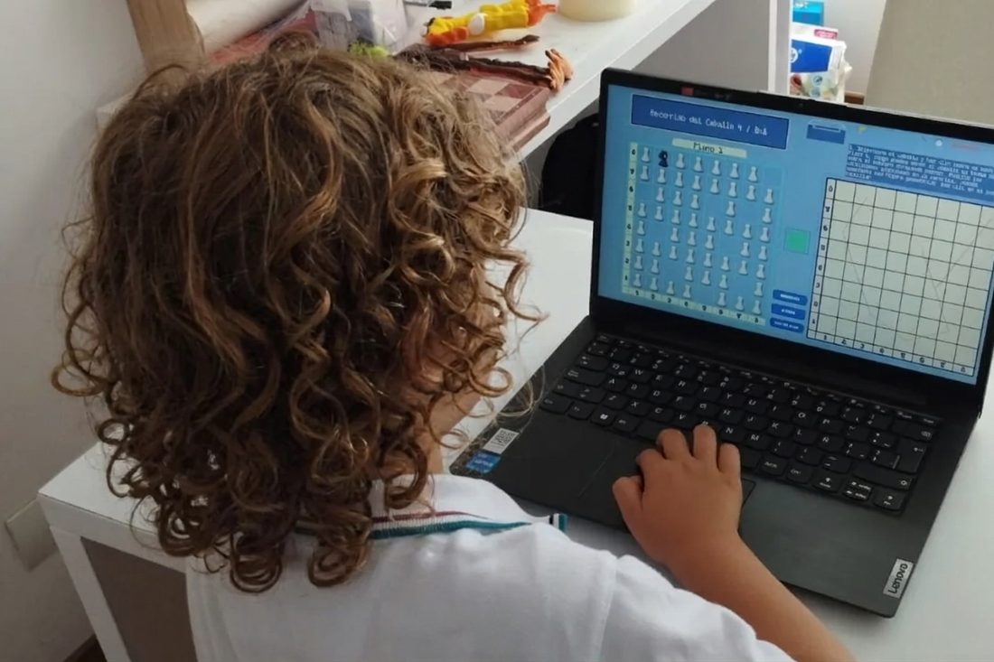 Un estudiante trabaja frente a la pantalla del computador