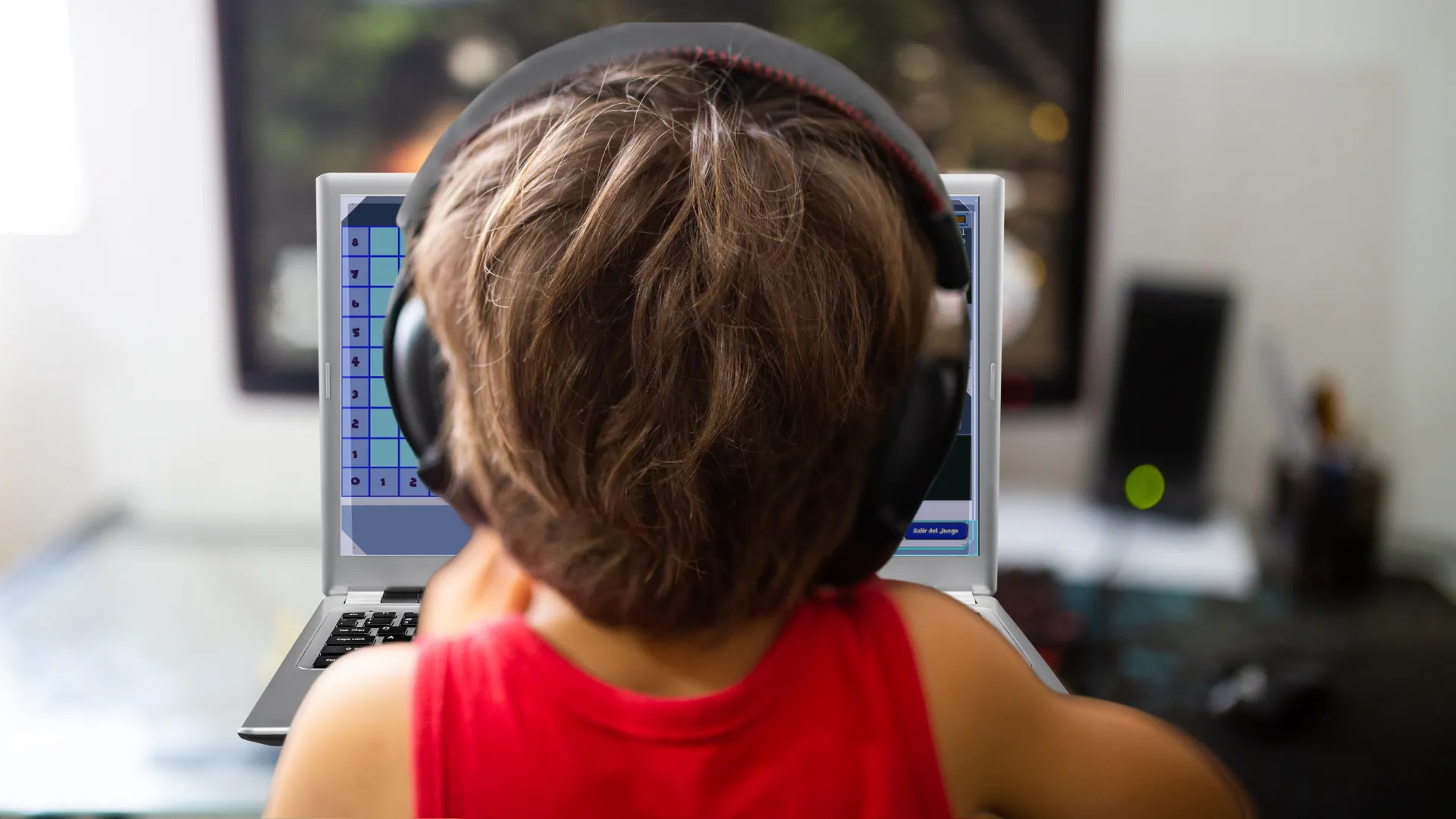 Estudiante interactuando con la suite digital